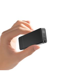 Product in een hand zodat de omvang kan worden ingeschat